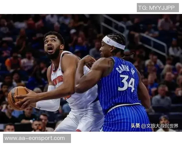 身材高挑的里斯身穿尼克斯配色大衣观战NBA绯闻男友小卡特为魔术出战