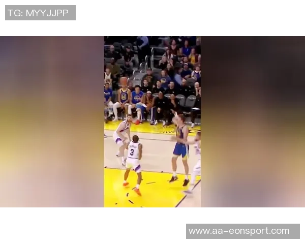 库里称赞小佩顿化学反应良好拦拆配合默契展现球队默契精神