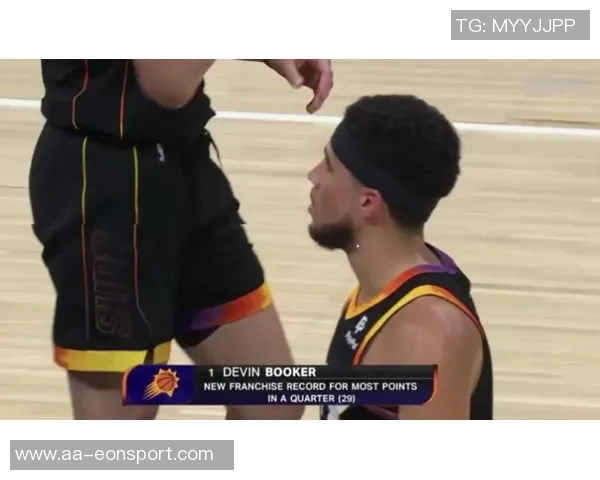 布克第三节火力全开13投7中狂砍19分助攻带领球队缩小分差至个位数