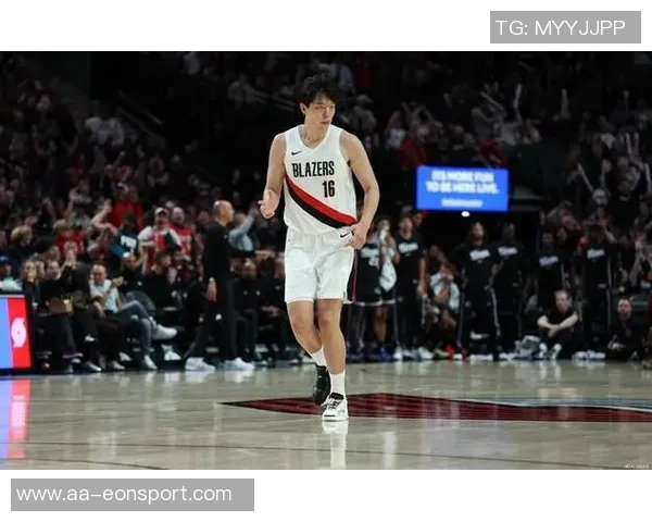 开拓者媒体人杨瀚森倒地为何裁判未暂停比赛关注球员安全